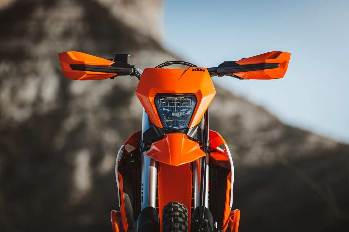 Presentate le nuove KTM 690 Enduro R e 690 SMC R 2026